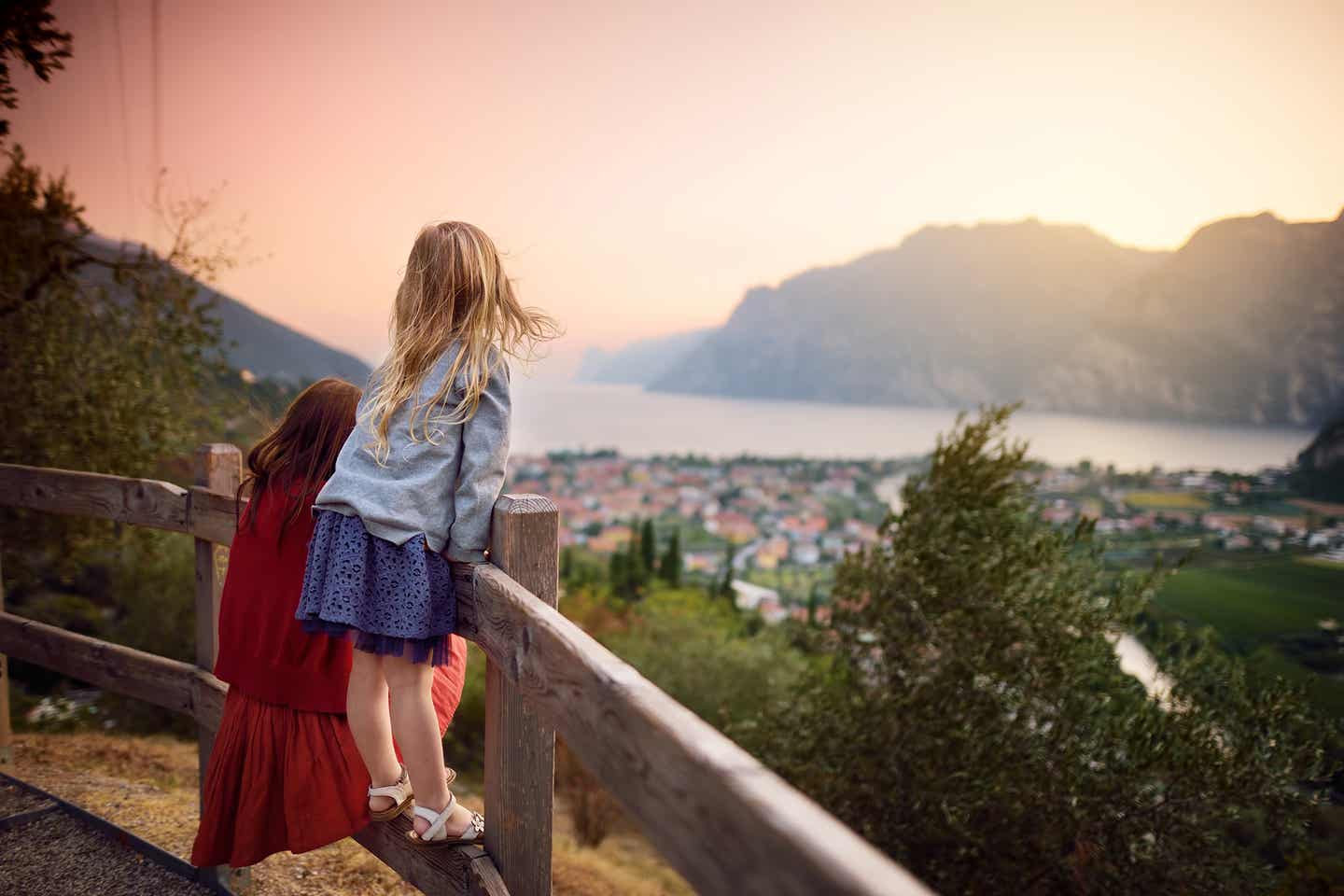 Mädchen genießt den Panorama-Ausblick am Garadsee