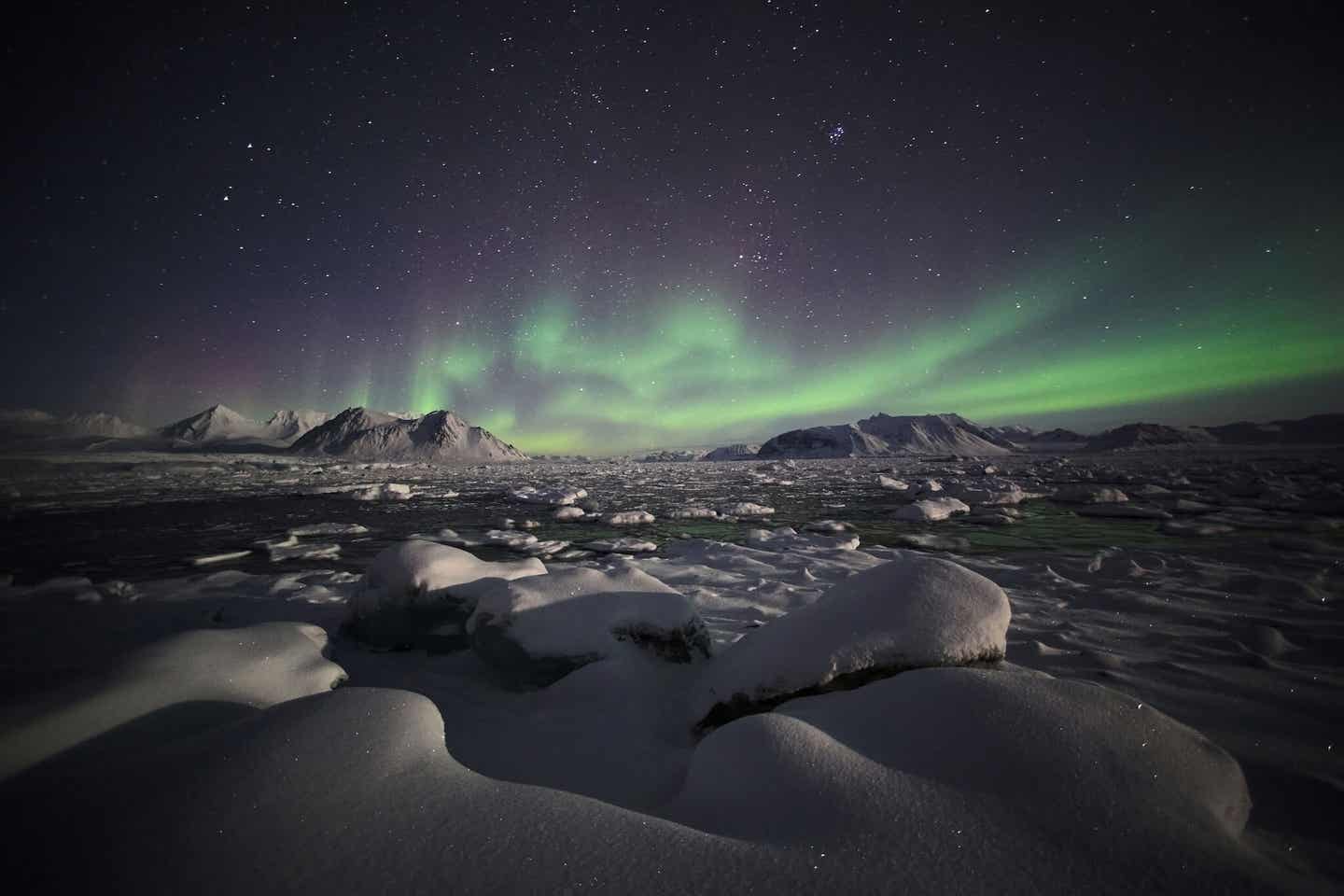 Grönlands Polarlichter in der Nähe des Inlandeises