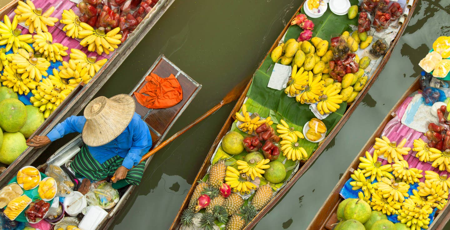 Bananen und anderes Obst auf schwimmenden Märkten