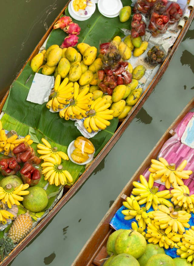 Schwimmende Märkte Bangkok Bananen und anderes Obst auf schwimmenden Märkten