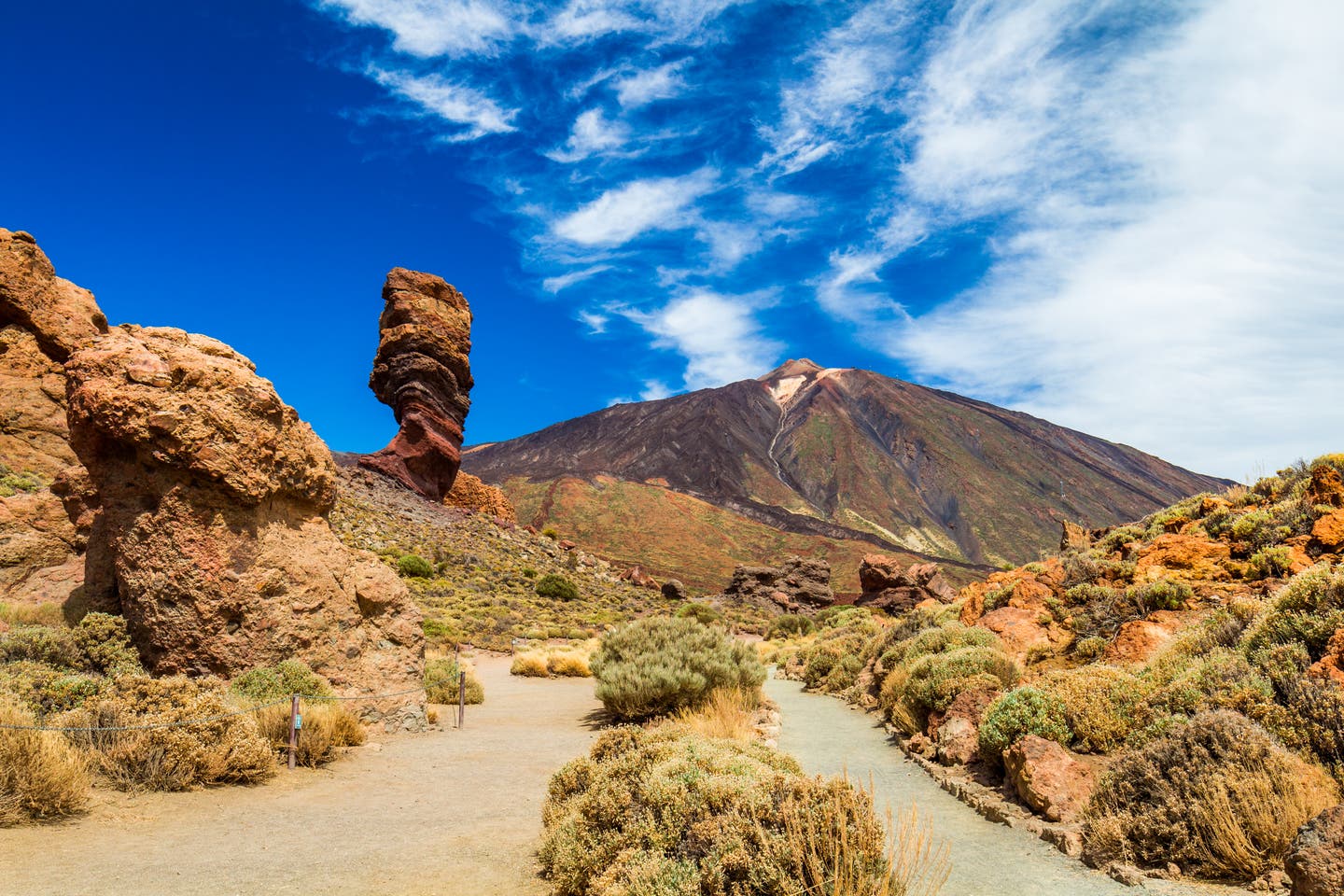 Hotels auf Teneriffa: Roque Cinchado Felsformation mit Pico del Teide