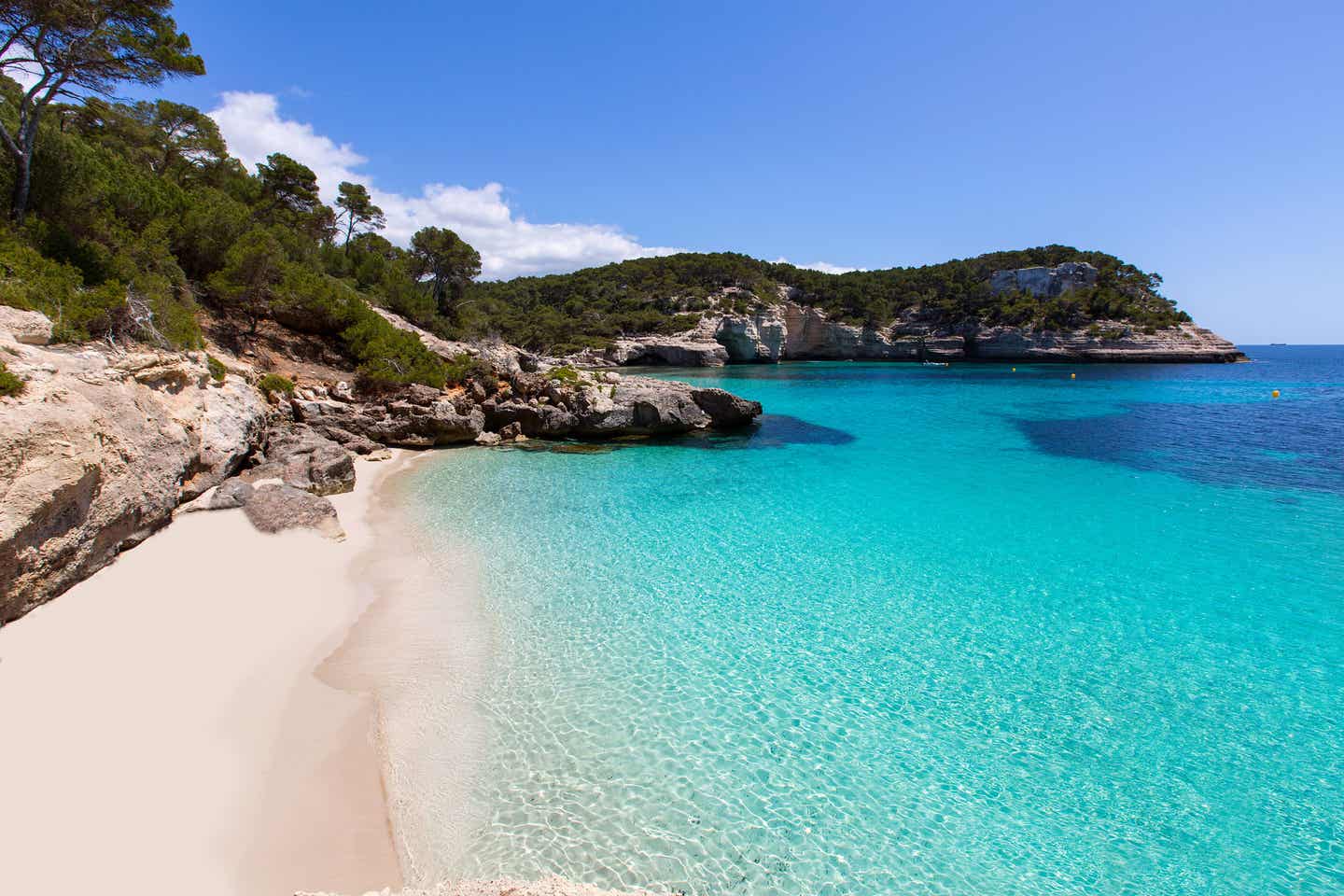 Türkisfarbenes Wasser und weißer Sandstrand auf Menorca