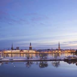 riga-stadtansicht-im-schnee-am-abend-t-460270355.jpg