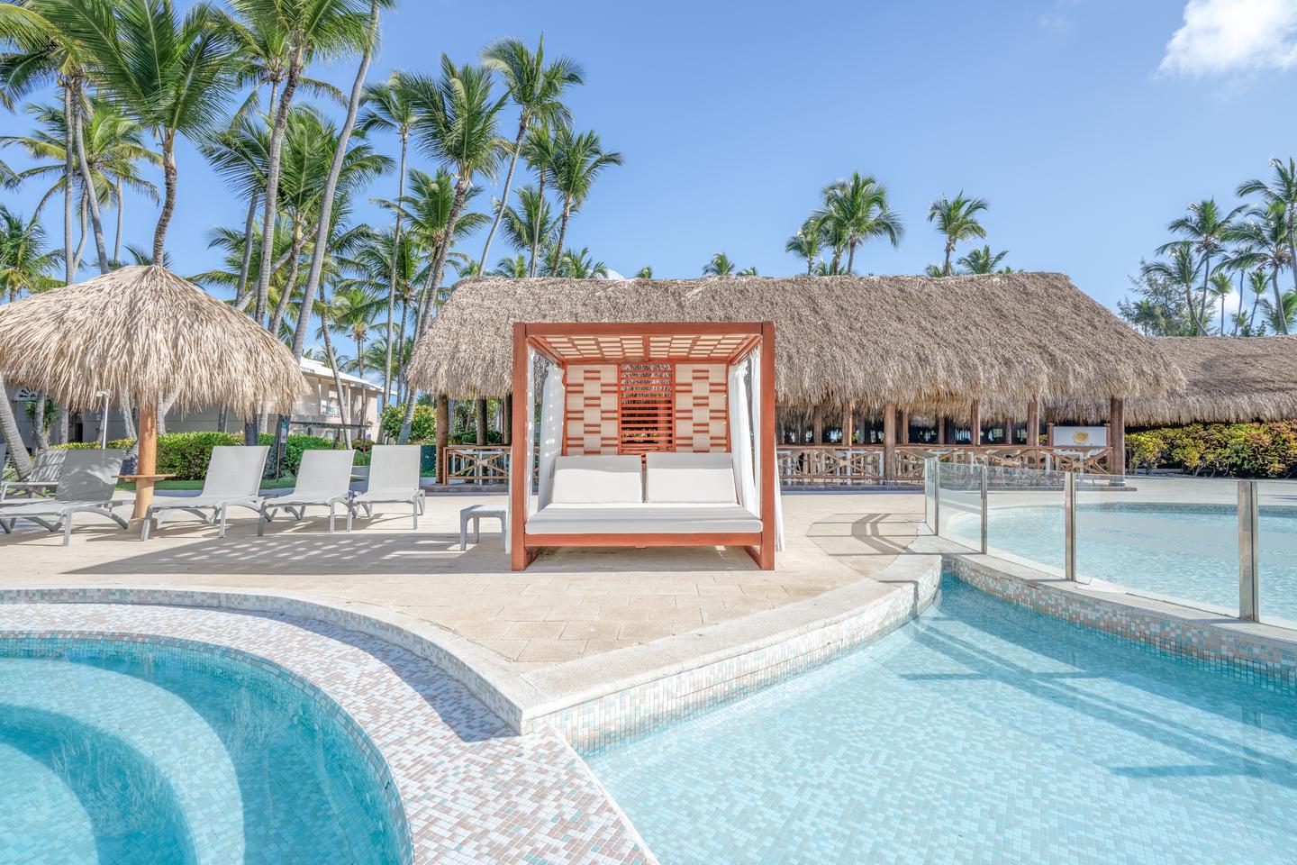 Blick in die Poolanlage des Hotels
