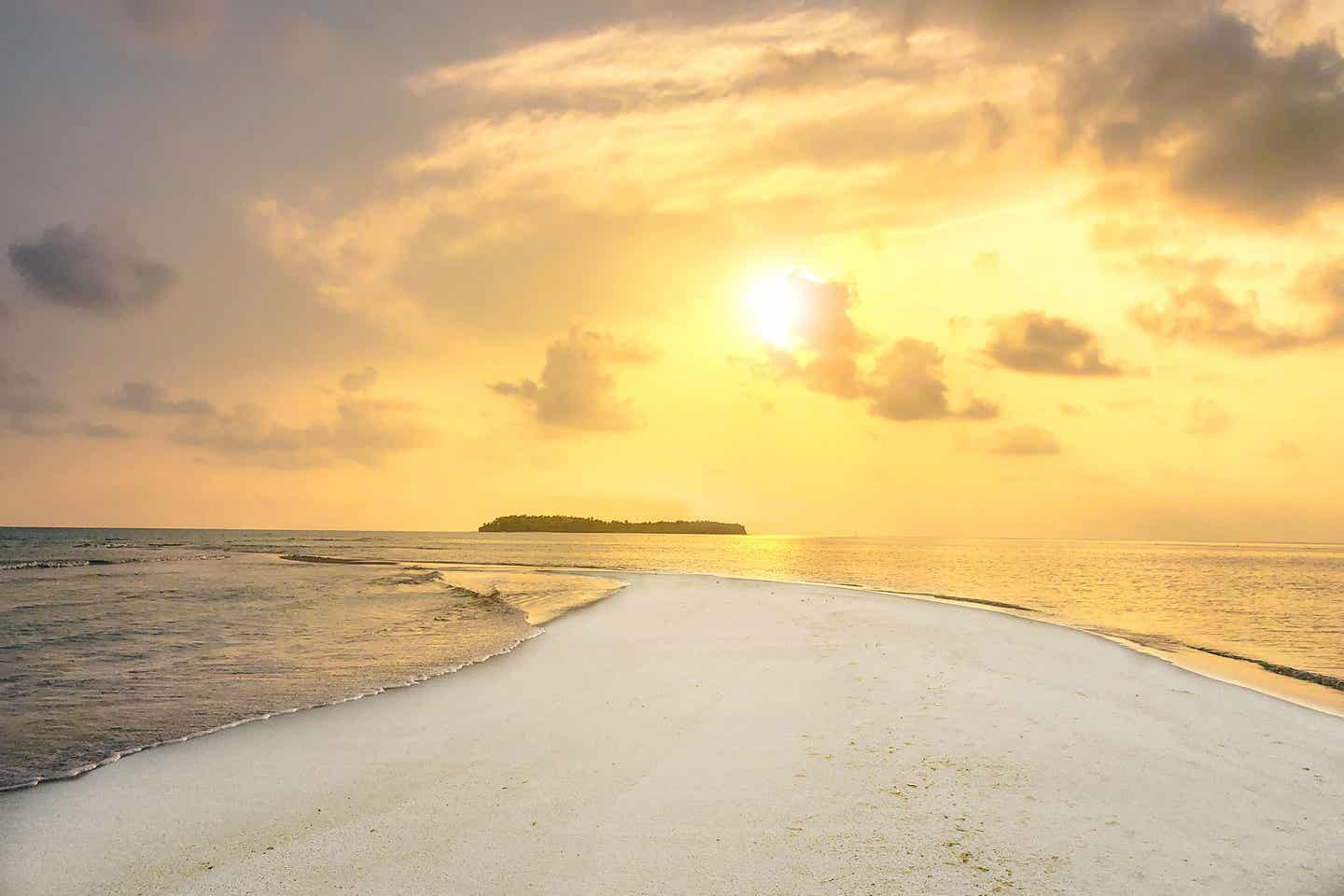 Sandbank auf den Malediven bei Sonnenuntergang