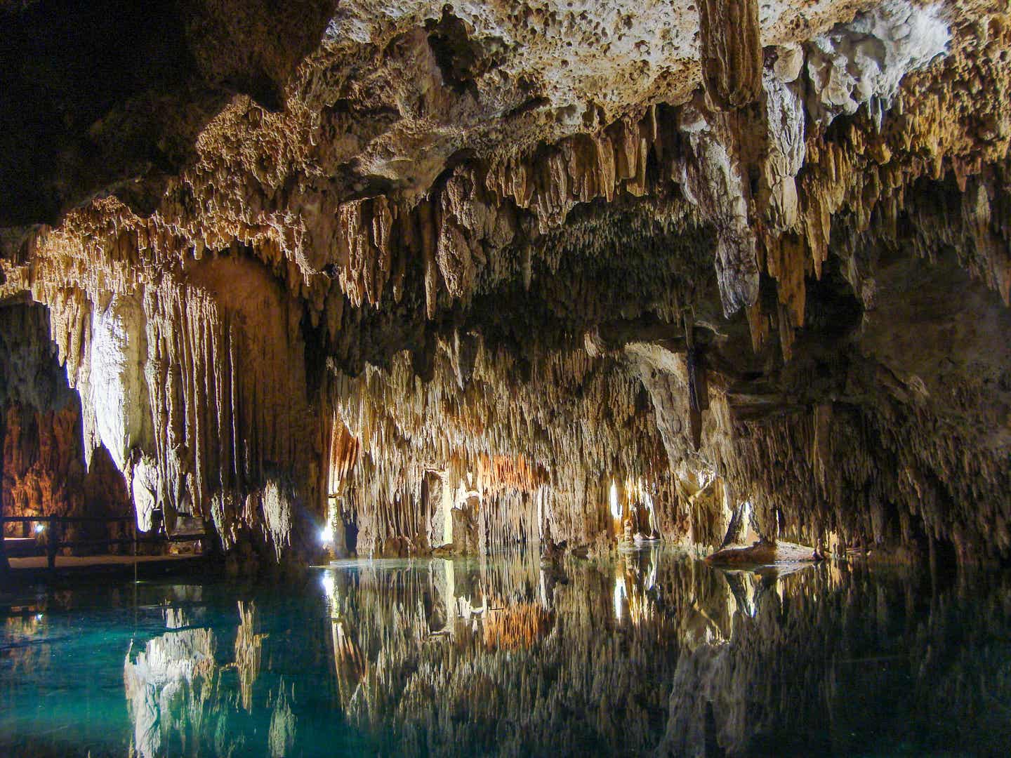 Eine Tropfsteinhöhle mit Wasser in Mexiko