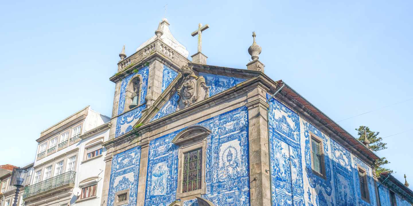 Porto Geheimtipps – Capela das Almas in Porto mit blau-weißen Azulejos an der Fassade in der Rua de Santa Catarina