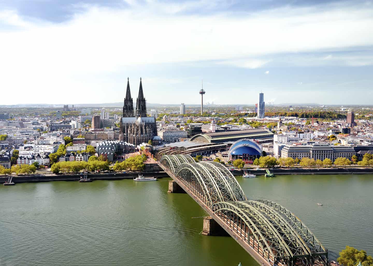 Städtereise mit dem Zug: Blick auf die Hohenzollernbrücke in Köln