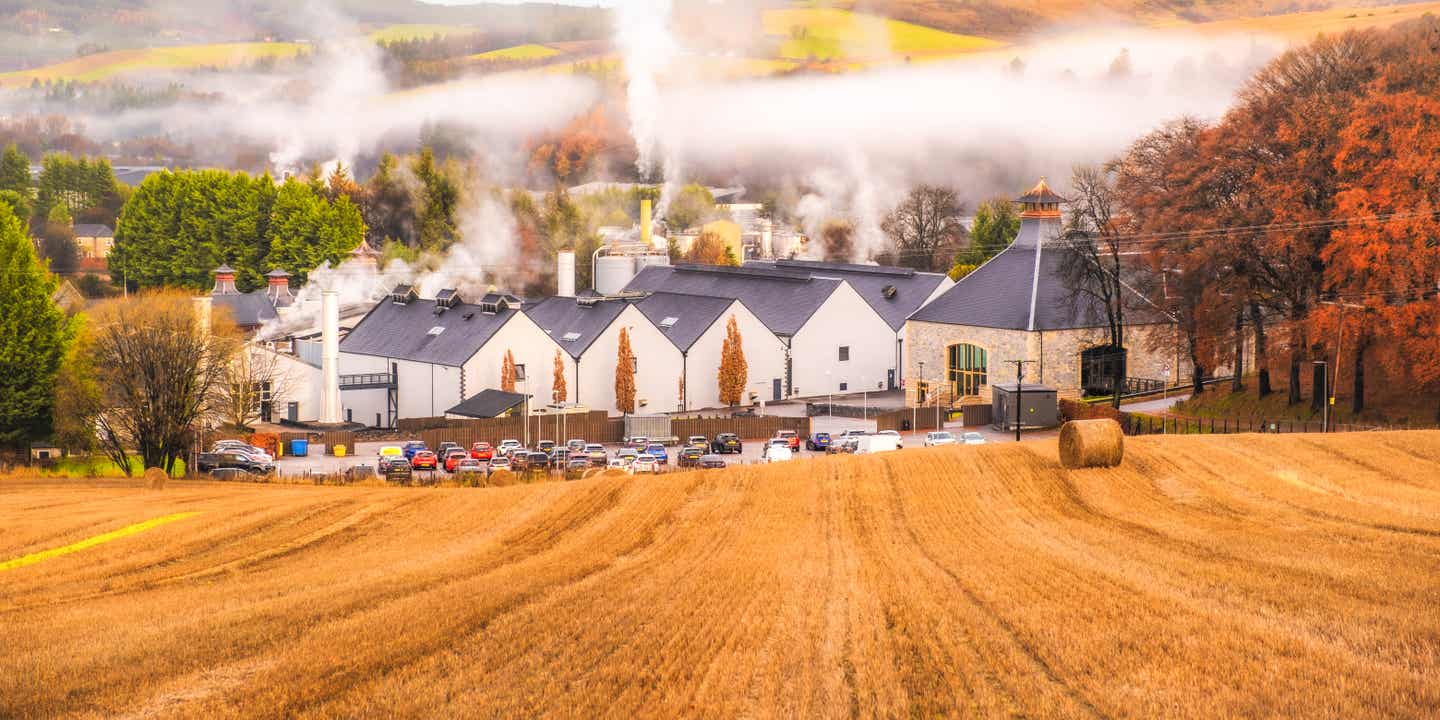 Blick auf Dufftown und seinen Whisky-Brennereien