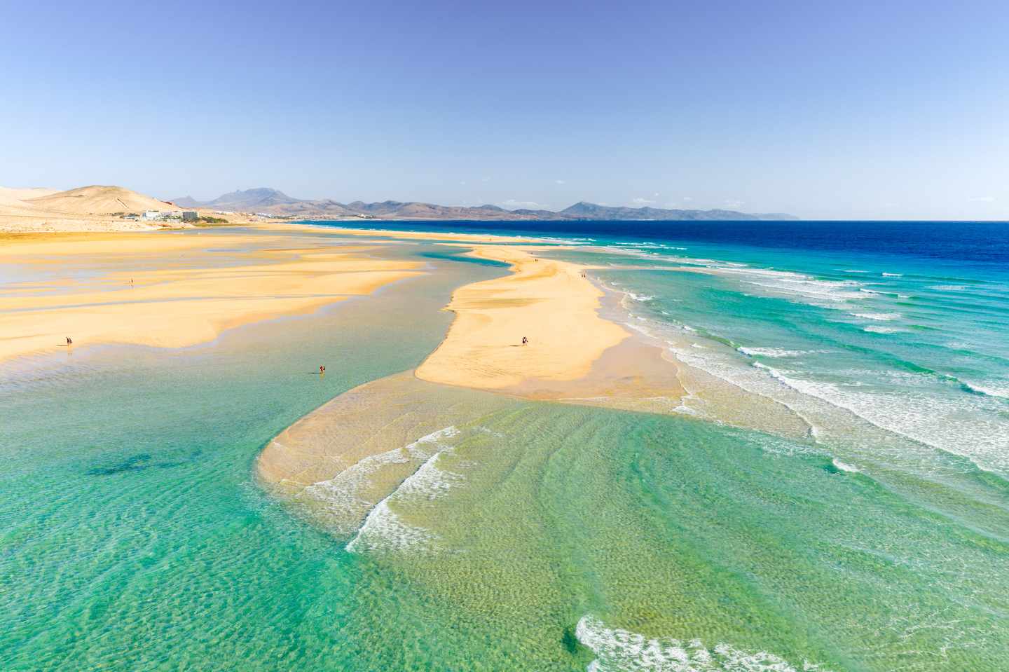 Playa de Sotavento auf Fuerteventura mit goldenen Sandbänken, türkisfarbenem Atlantik und flach auslaufender Lagune