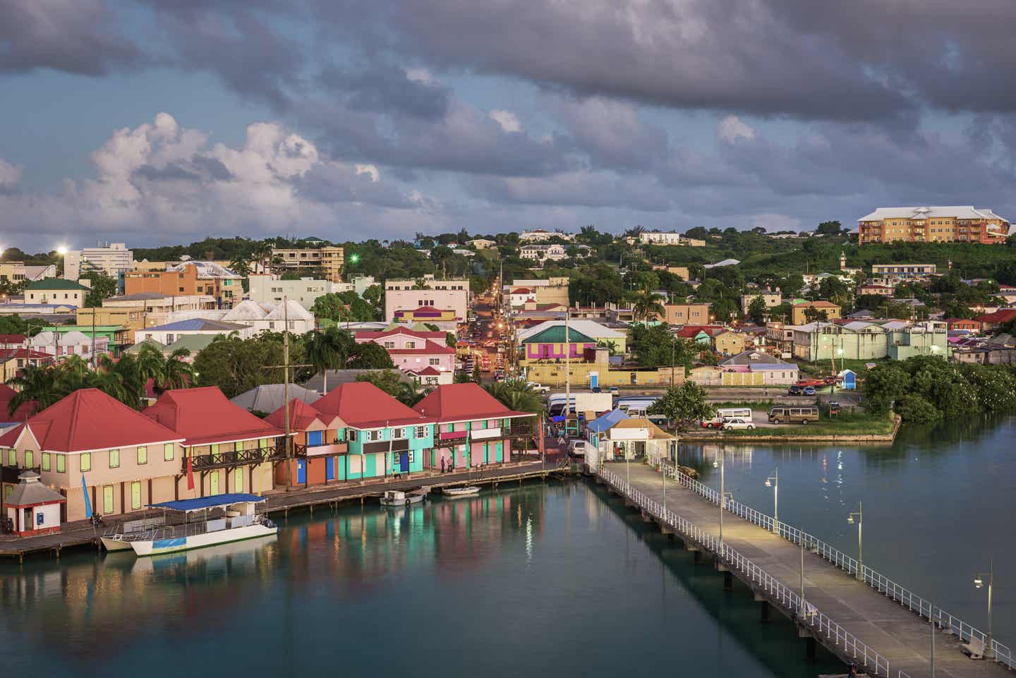 Antigua Urlaub mit DERTOUR. Redcliffe Quay in Antiguas Hauptstadt St. John's in der Abendsonne