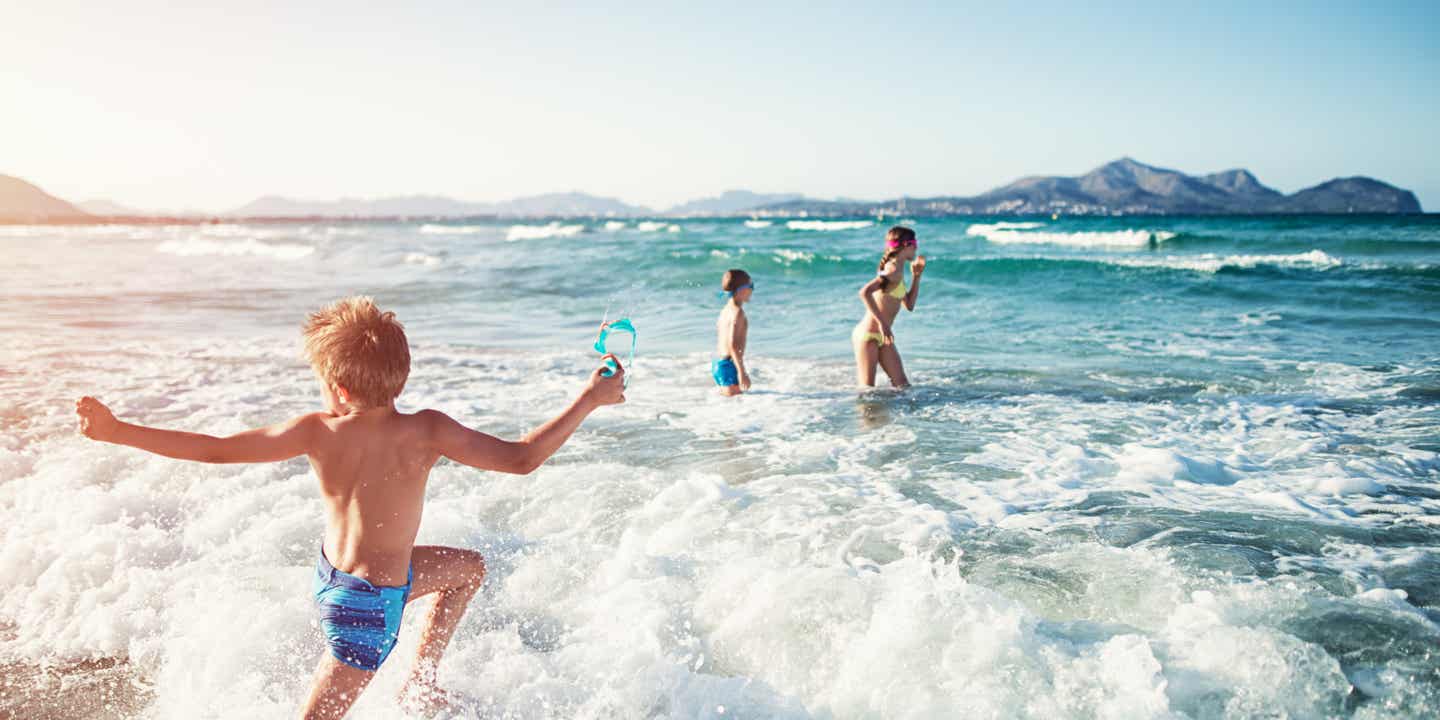 Familienurlaub auf Mallorca – erfrischendes Bad im Meer