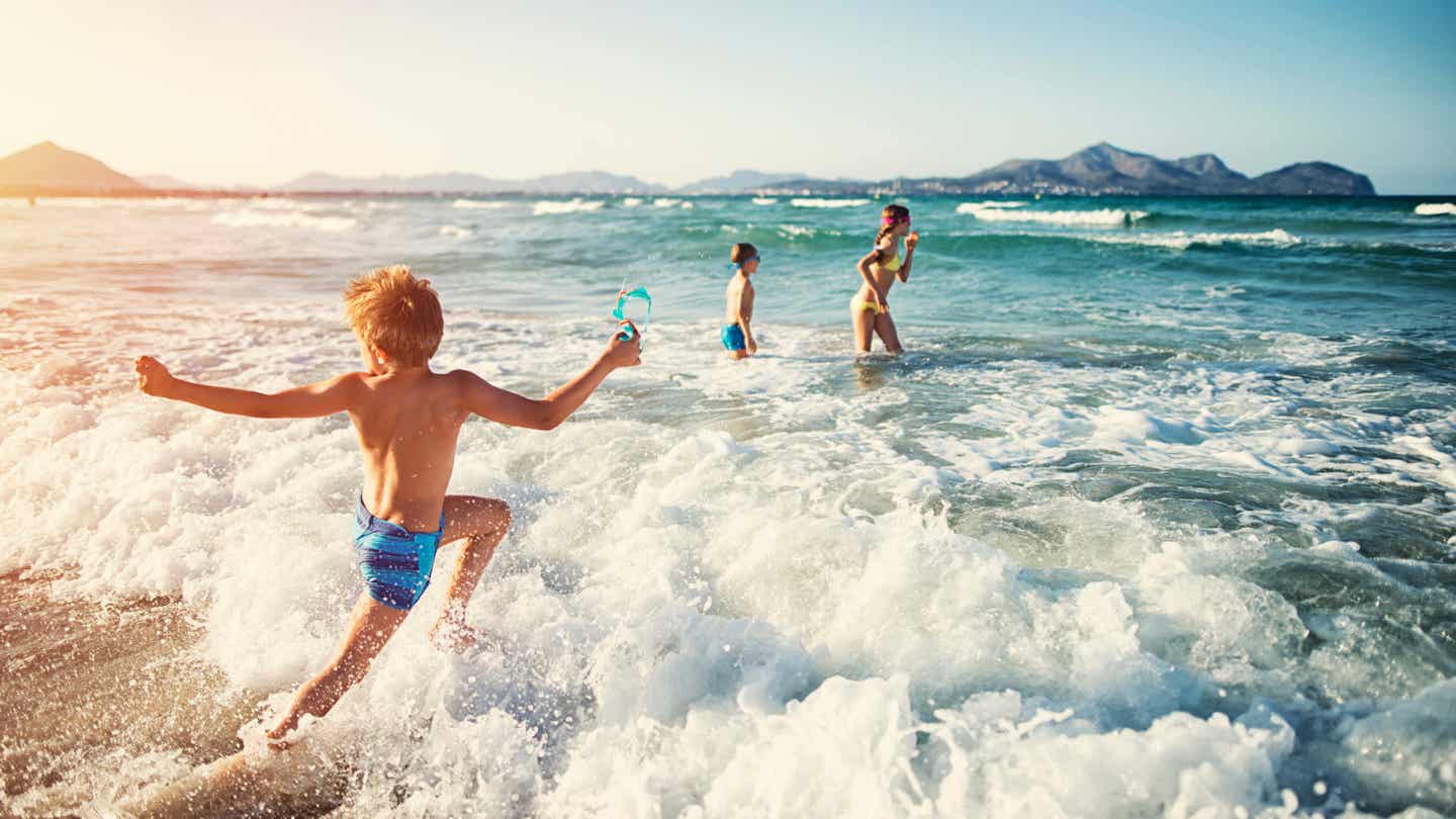 Familienurlaub auf Mallorca – erfrischendes Bad im Meer