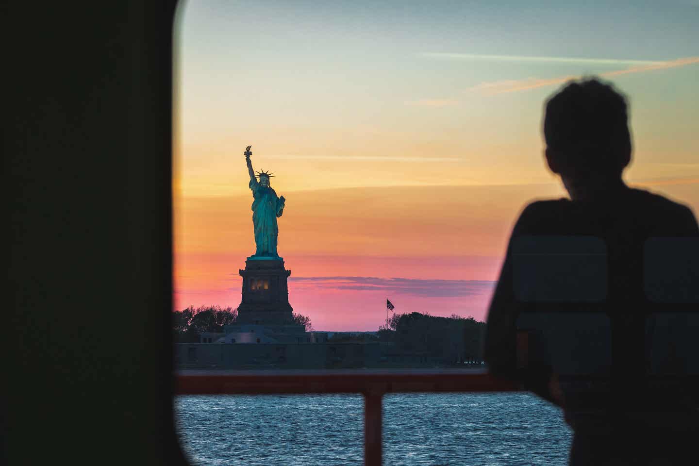 New York: Blick auf die Freiheitsstatue bei Sonnenuntergang