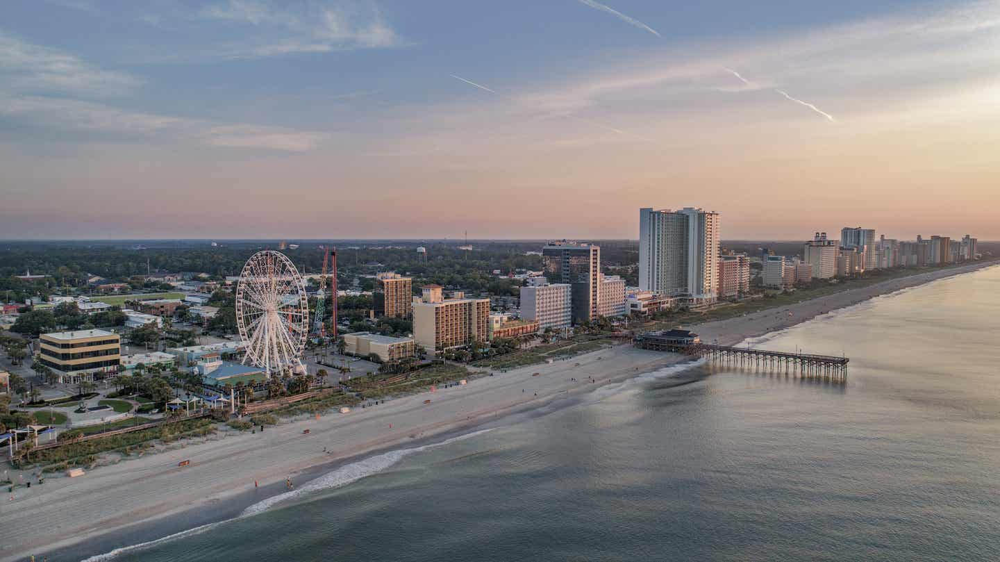 South Carolina Urlaub mit DERTOUR. Riesenrad am Strand von Myrtle Beach bei Sonnenaufgang