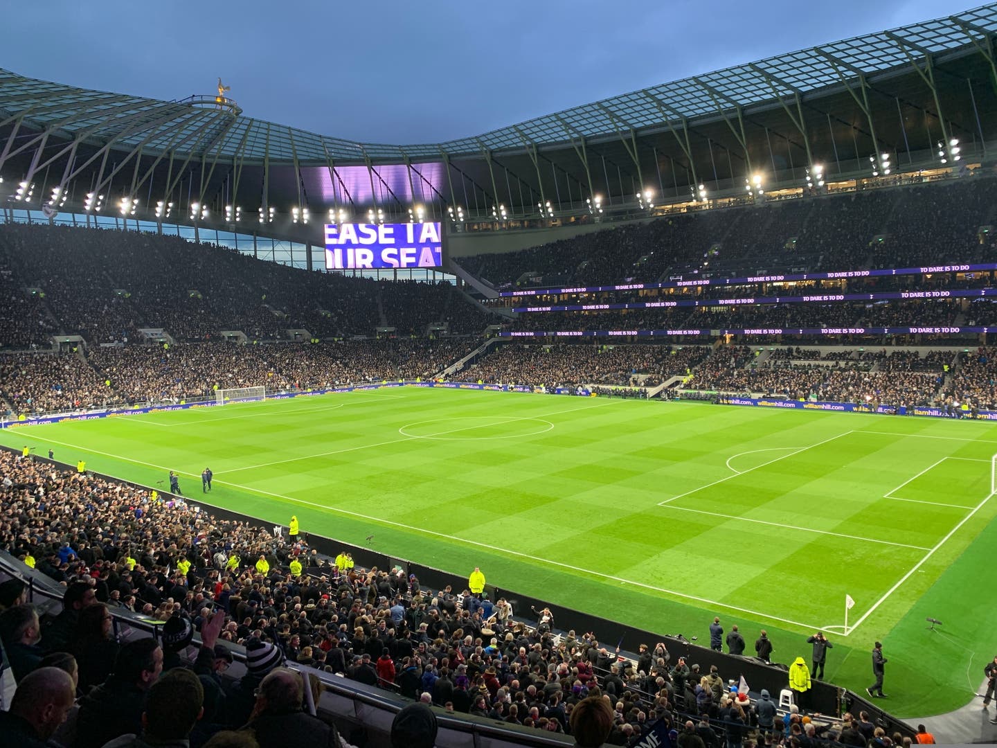 Tottenham Hotspur Tickets und Hotel. Totale des vollen Tottenham-Stadions bei einem Spiel.