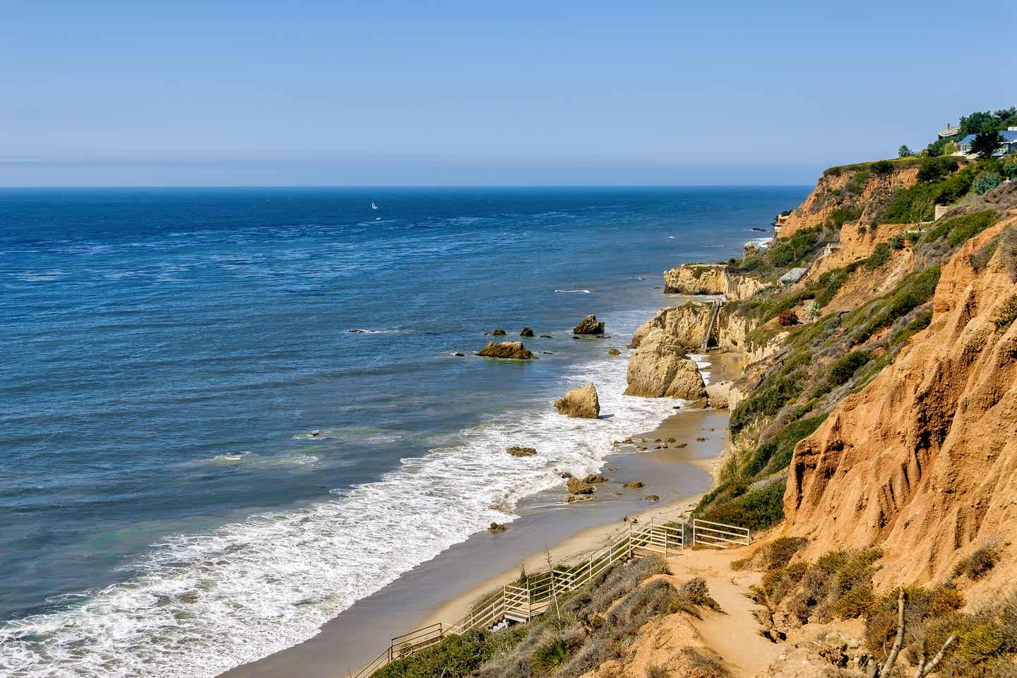 Luftaufnahme der Küste des El Matador State Beach in Malibu bei Tag