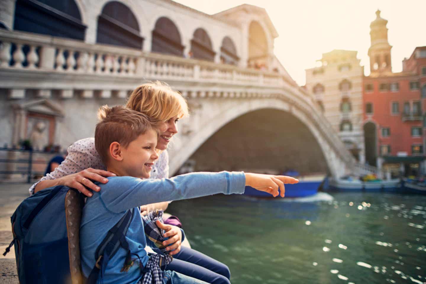 Familienurlaub in Italien: Mutter und Sohn vor der Rialto-Brücke in Venedig.