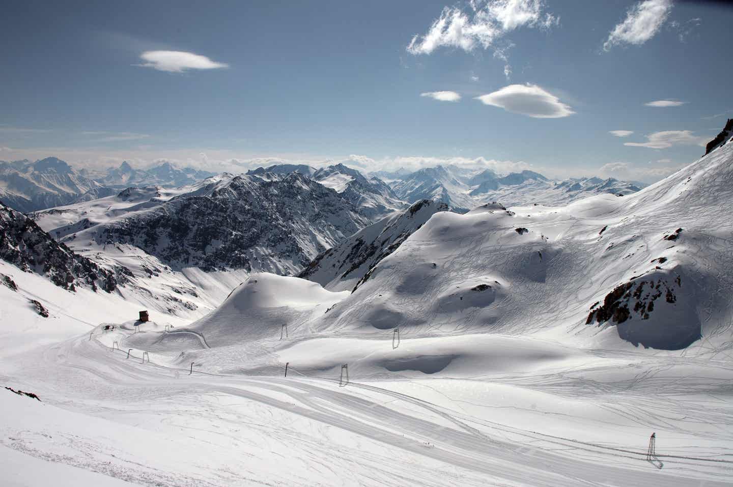 Schweiz Urlaub mit DERTOUR. Strahlender Sonnenschein über den Pisten im Skigebiet Parsenn bei Davos