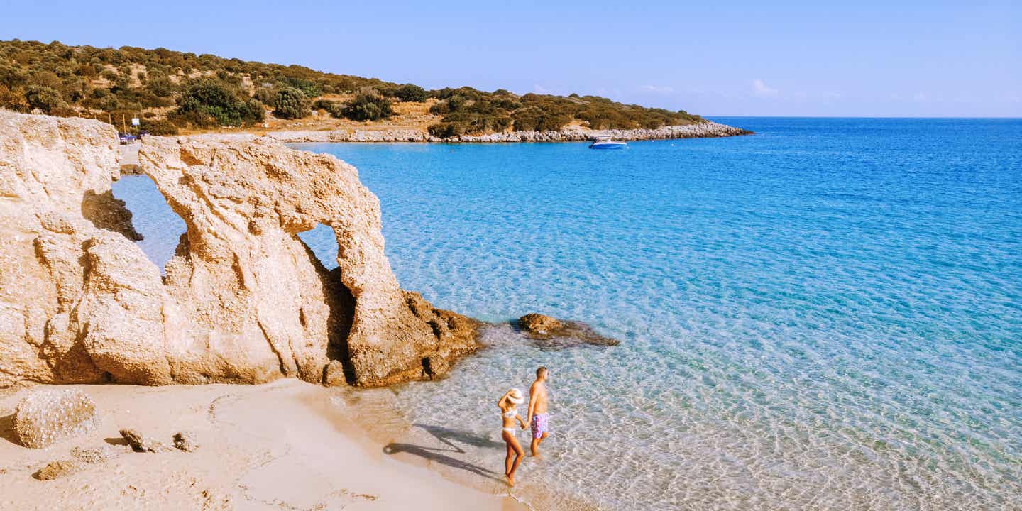 So geht Strandurlaub in Griechenland: ein Paar am malerischen Strand von Voulisma auf Kreta