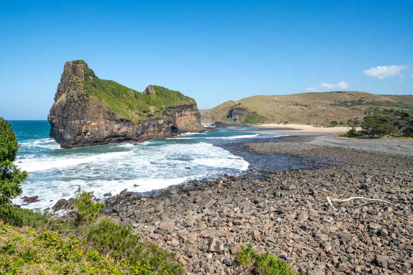 Coffee Bay an der Wild Coast – wilder Südafrika Strand mit Wellen, Felsen und grünen Hügeln im Xhosa-Land