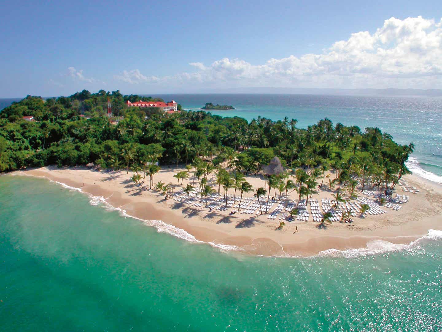 Samana Ausflüge: Idyllischer Strand mit Palmen vor glasklarem Meer