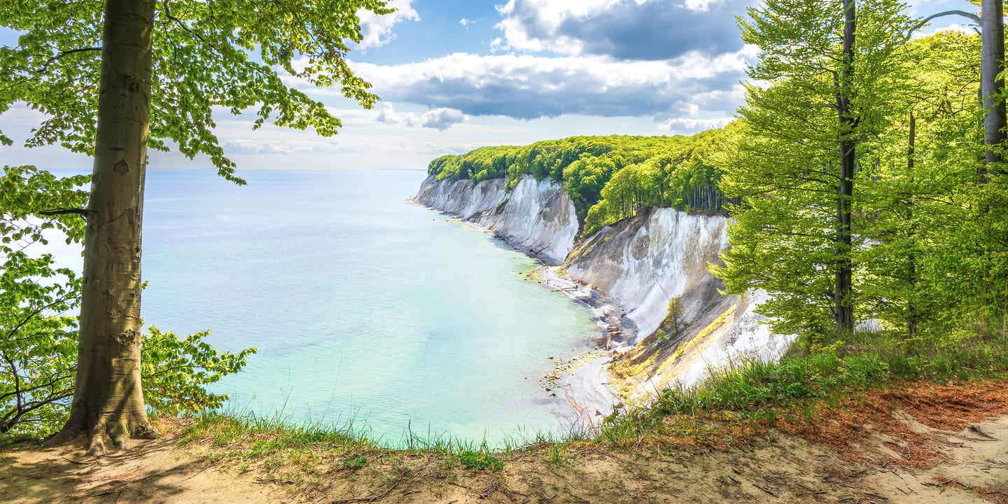 Blick auf die Kreidefelsen von Rügen im UNESCO-Nationalpark Jasmund