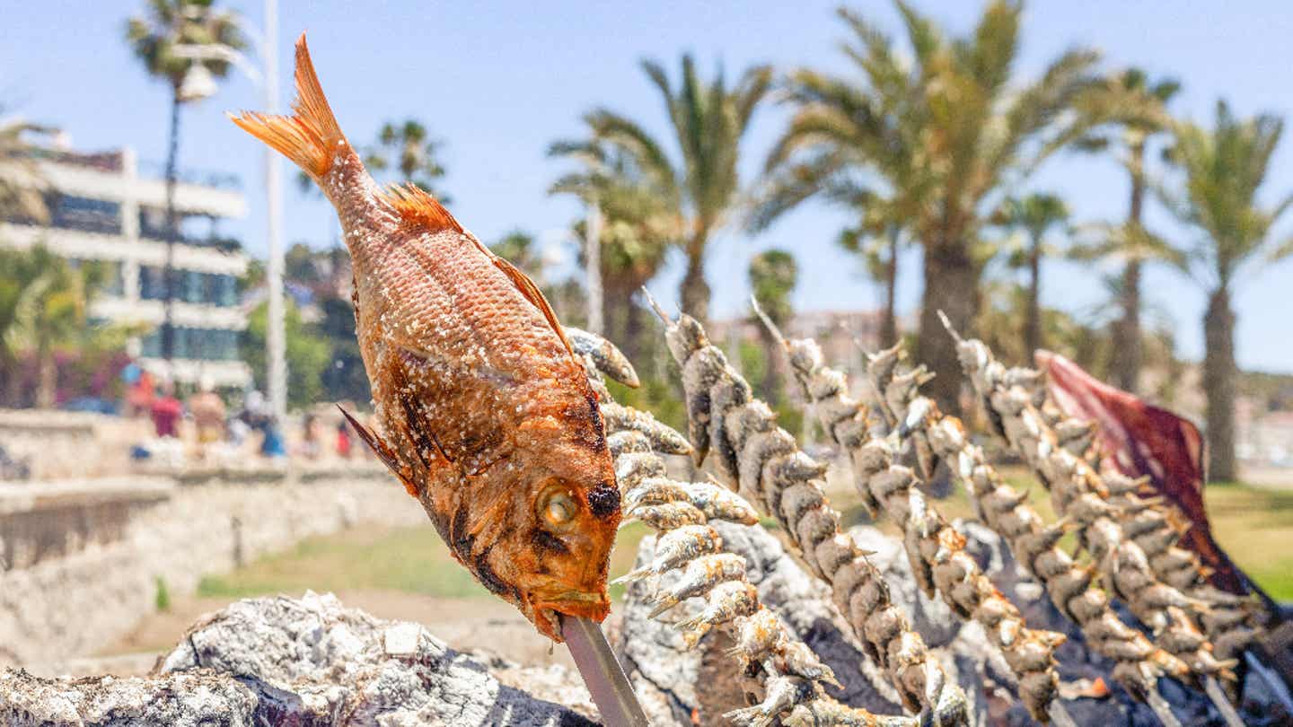 Gegrillter Fisch an der Malagueta Beach Bar in Málaga – eine typisch andalusische Spezialität mit Meerblick genießen