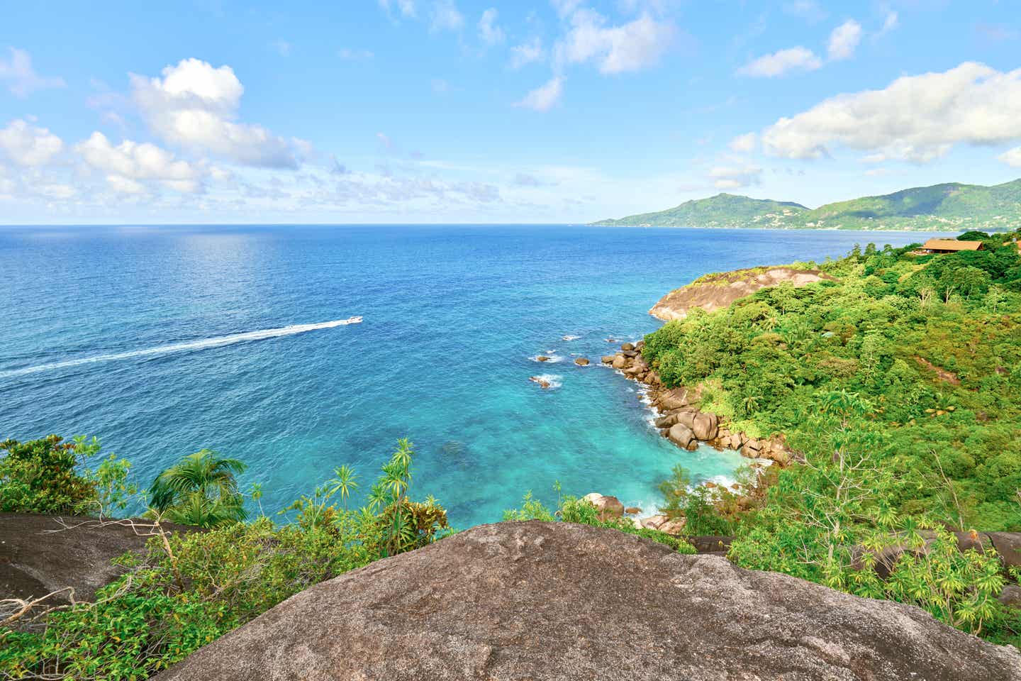 Ausblick entlang des Anse Major Pfades auf den Seychellen 