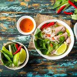 vietnam-pho-essen-suppe-g-910864612.jpg