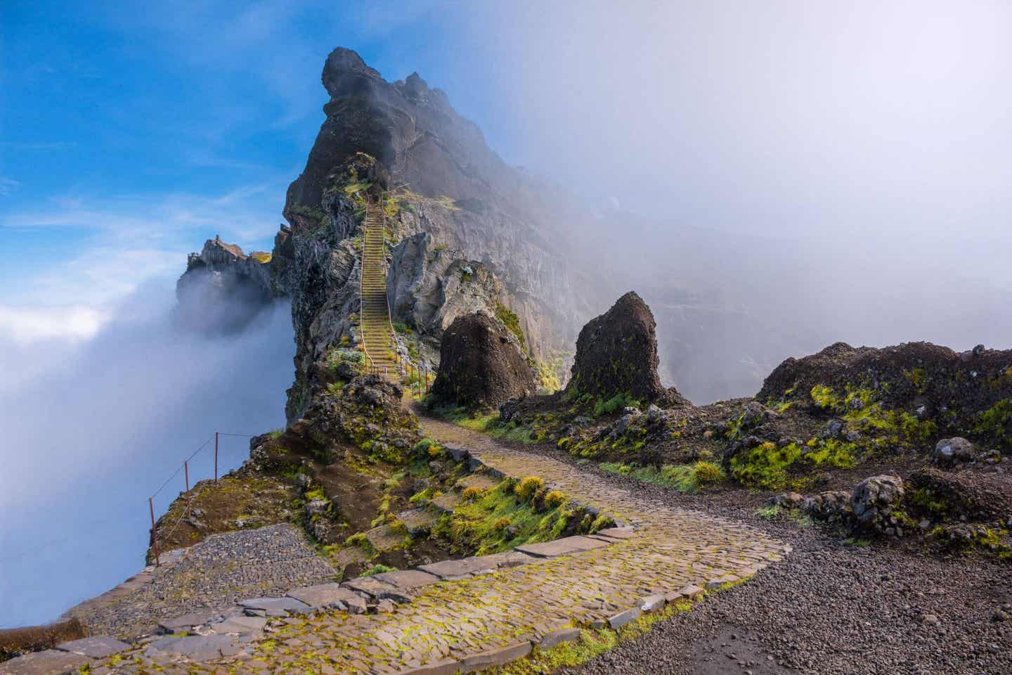 Der Gipfel des Pico do Arieiro auf Madeira im Nebel