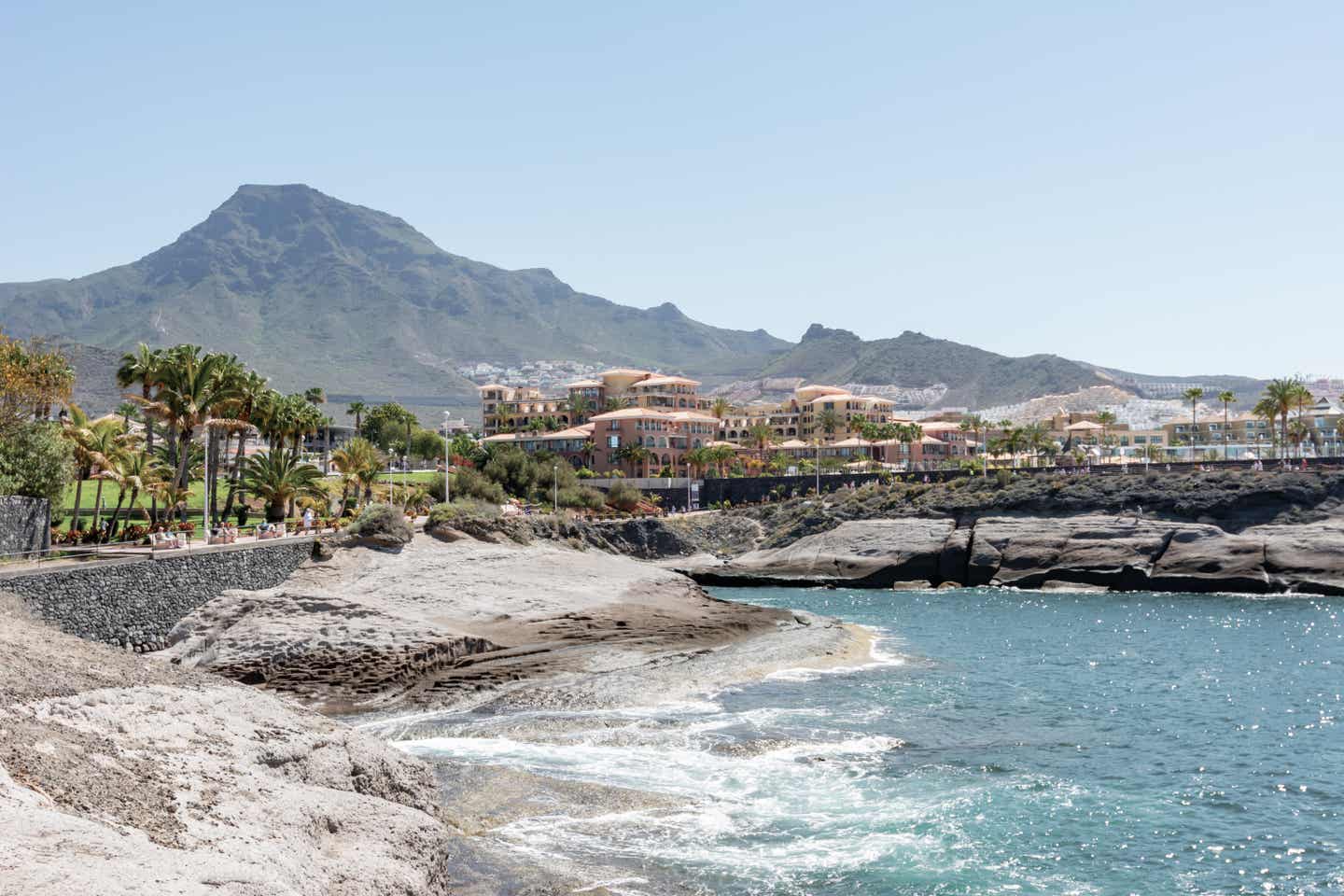 Costa Adeje Urlaub mit DERTOUR. Küste mit Felsen