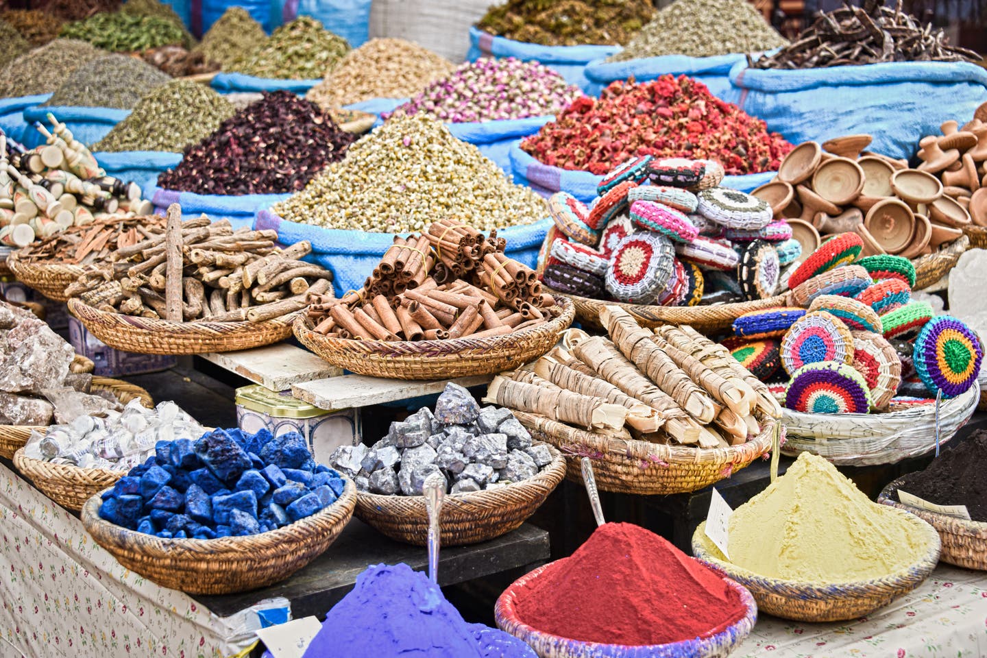 Souk: Vielfalt an Gewürzen auf dem arabischen Straßenmarktstand 