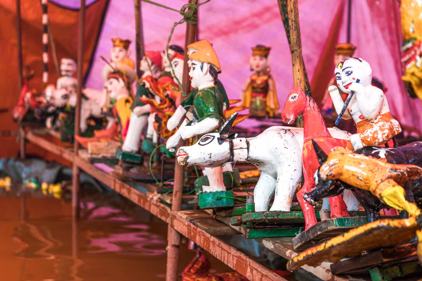 Blick auf die Bühne eines Wasserpuppentheaters in Vietnam
