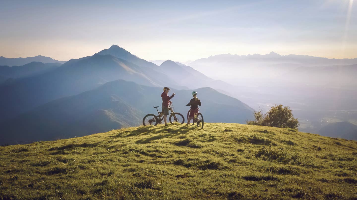 Radfahrer bestaunen Panoramablick über die Berge