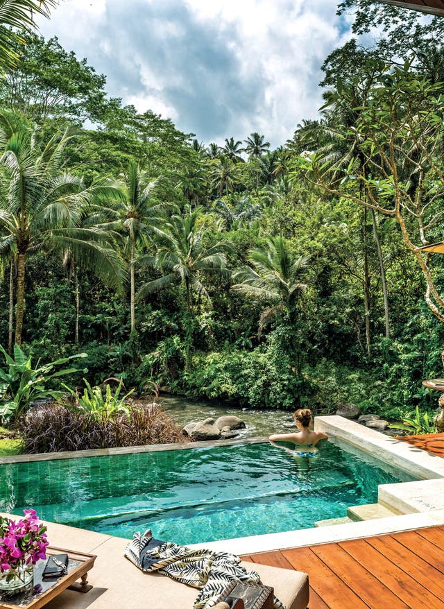 Luxusurlaub Der Pool eines Zimmers im Four Seasons Resort Bali at Sayan mit Blick auf den Regelwald