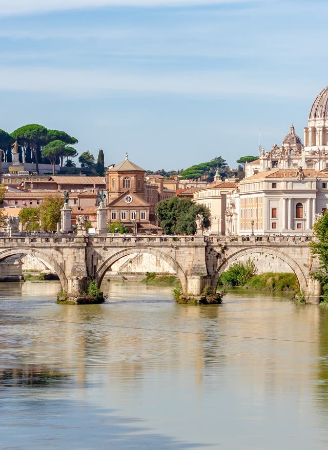 Städtereisen Europa St. Peters Kirche mit Stadtbild und Brücke im Vordergrund in Rom