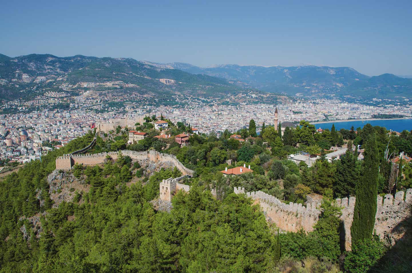 Zusammen im Alanya-Urlaub: Blick auf die Burg