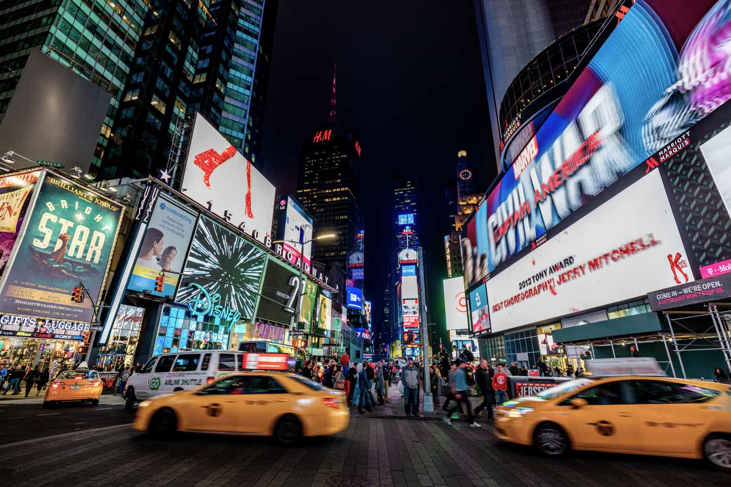 New Yorks Sehenswürdigkeiten: der legendäre Times Square bei Dunkelheit