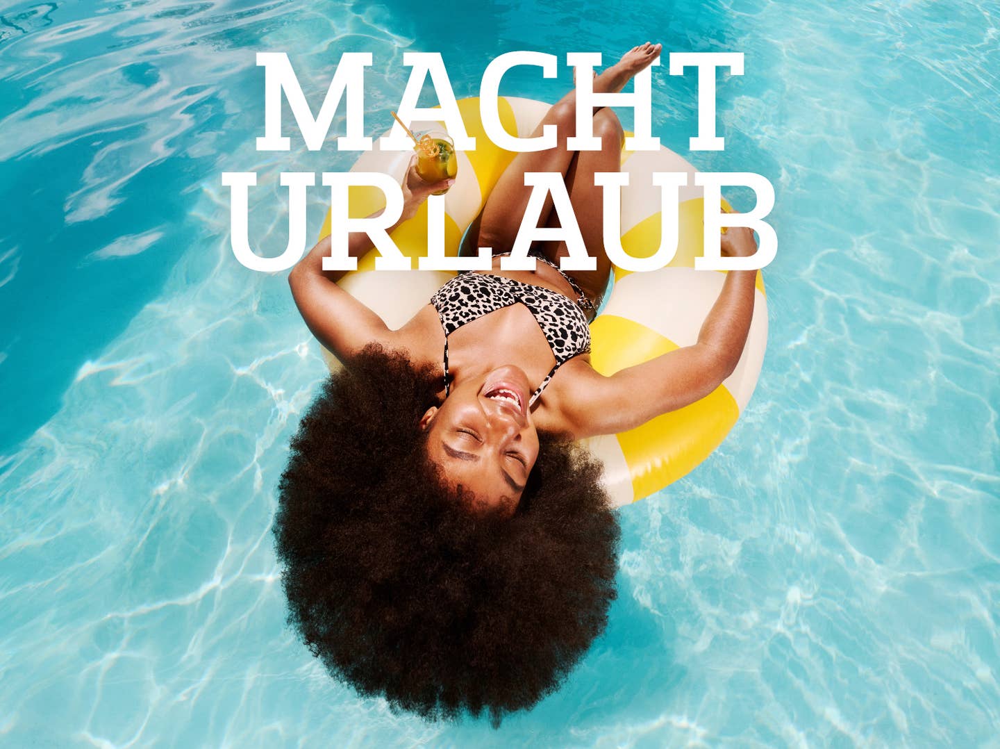 Macht Pool Position - Frau auf einem Reifen im Pool