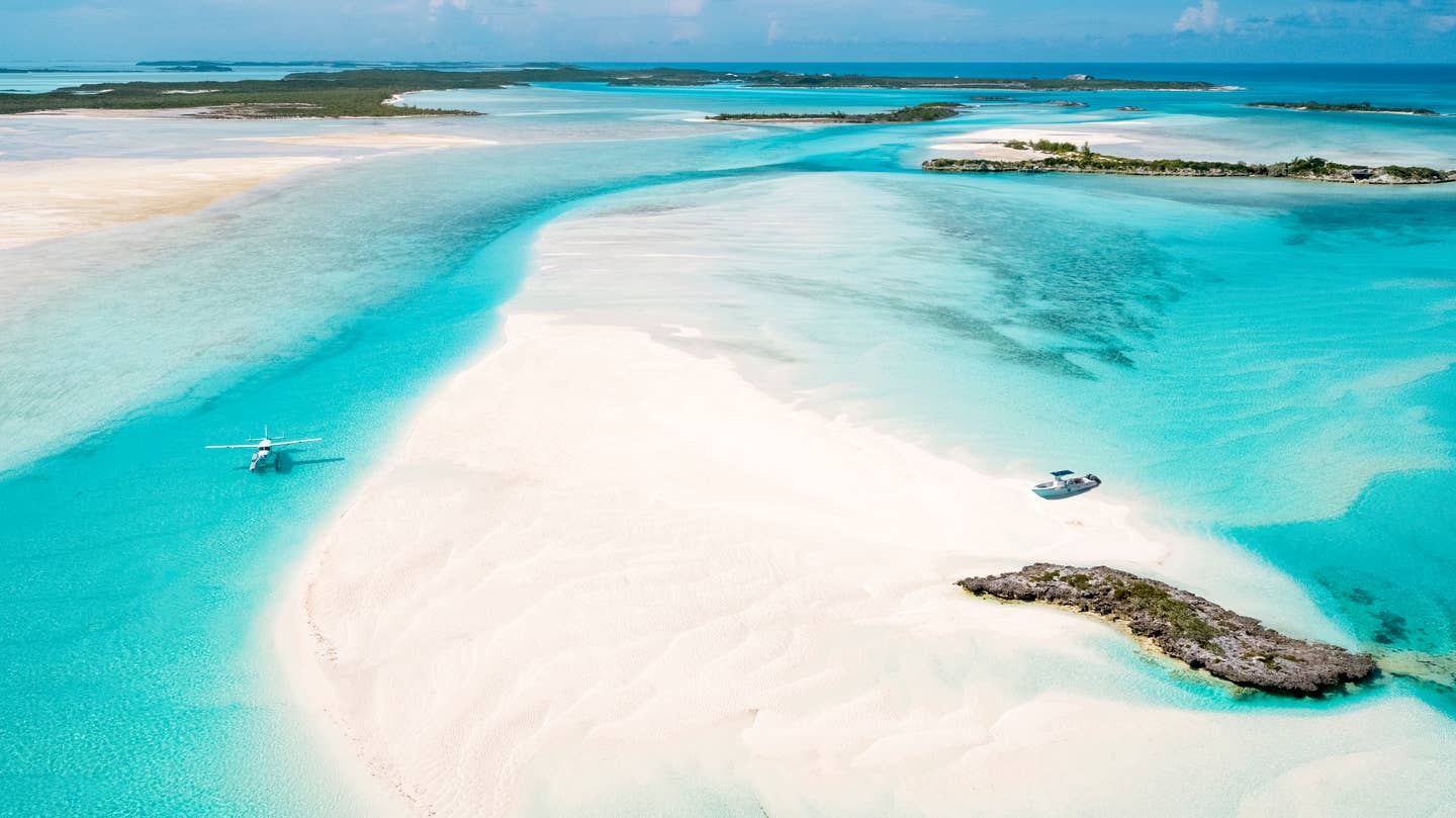 Urlaub Bahamas: Sandbänke von oben und türkisblaues Wasser