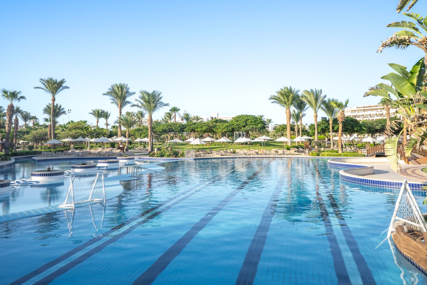 Blick über einen Teil des großen Hotelpools