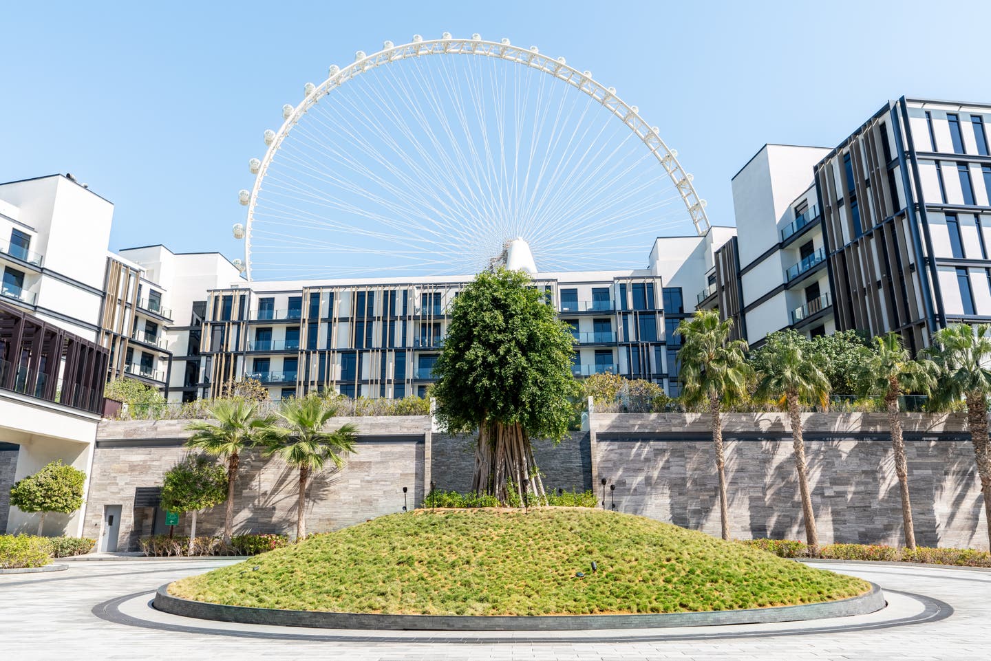 Außenansicht des Resorts mit Riesenrad im Hintergrund