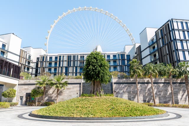 Außenansicht des Resorts mit Riesenrad im Hintergrund
