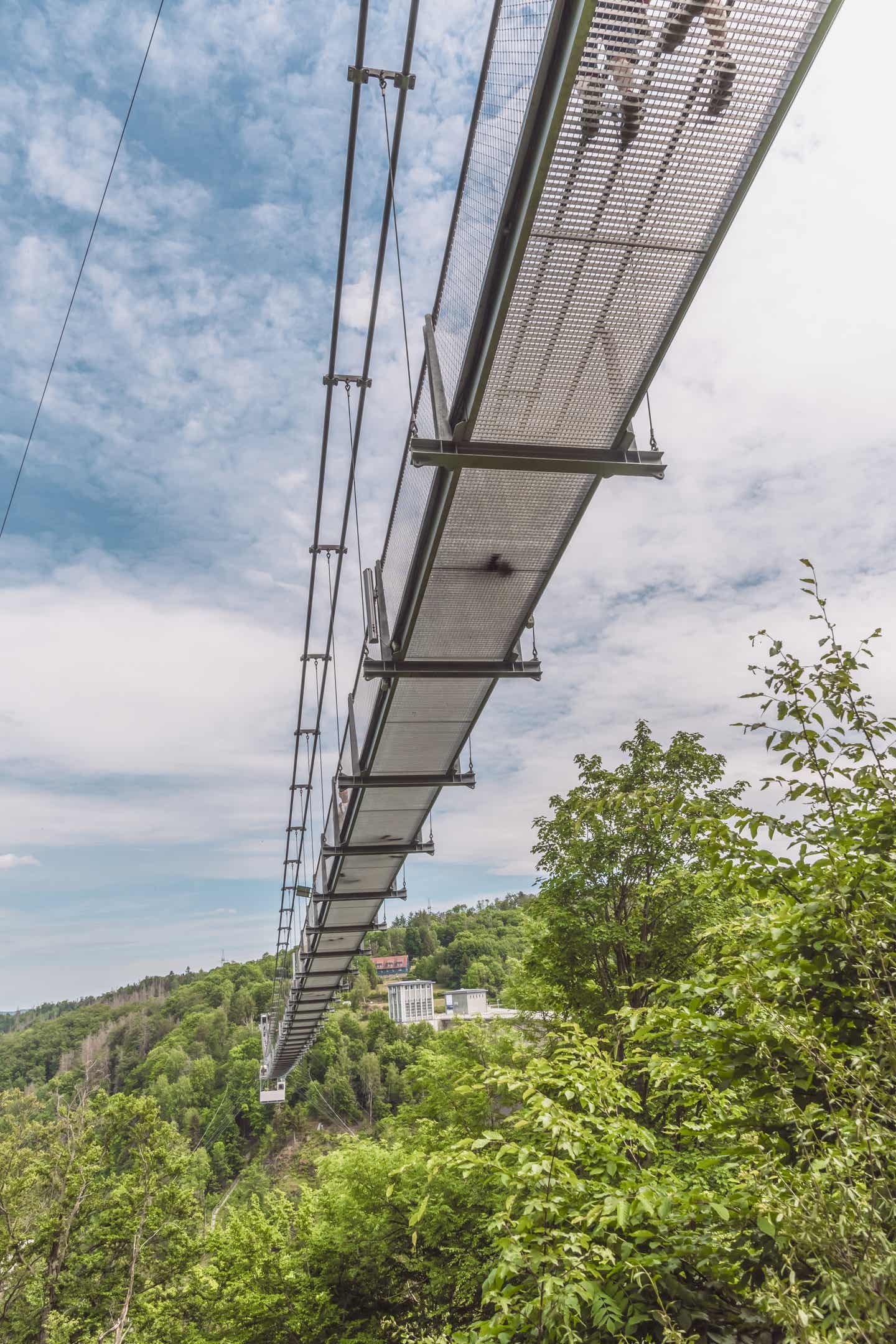 Die Hängebrücke von unten