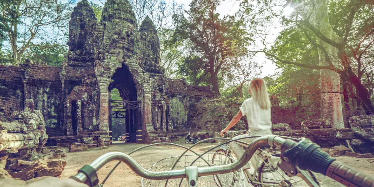 Nachhaltige Fahrradtour zum Tempeltor von Angkor bei Sonnenuntergang in Kambodscha
