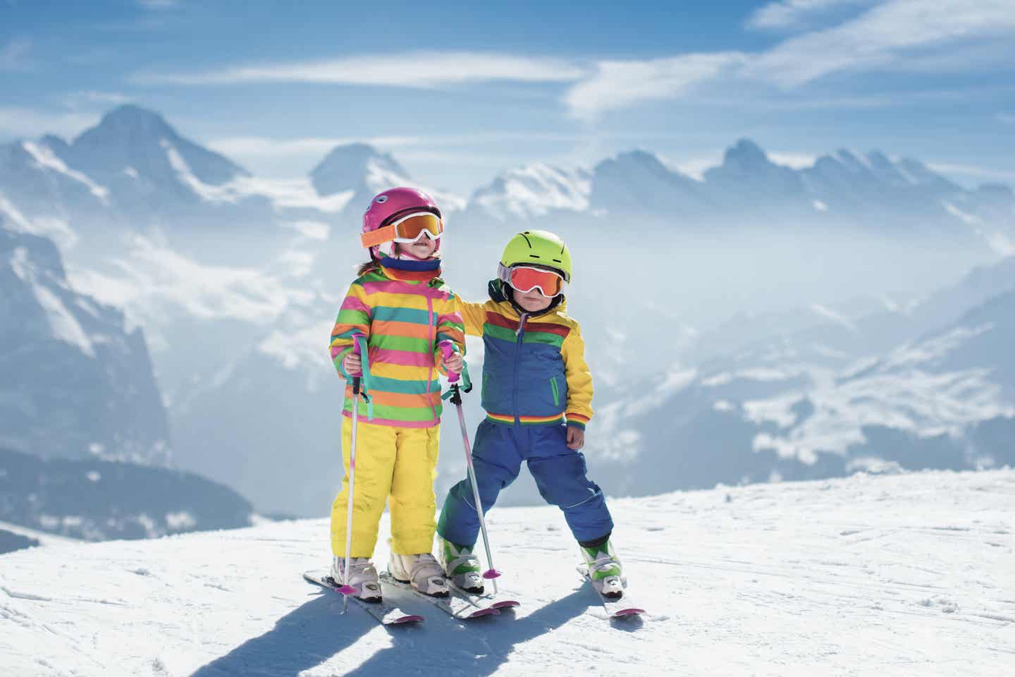 Salzburger Land Urlaub mit DERTOUR: Kinder fahren Ski auf Skipiste