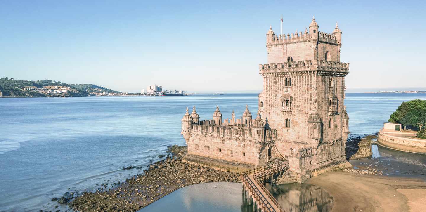 Torre de Belém am Ufer des Tejo mit manuelinischen Verzierungen und Blick aufs Wasser