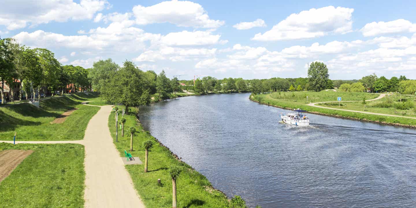 Ein Radweg entlang der Ems, rechts der Fluss