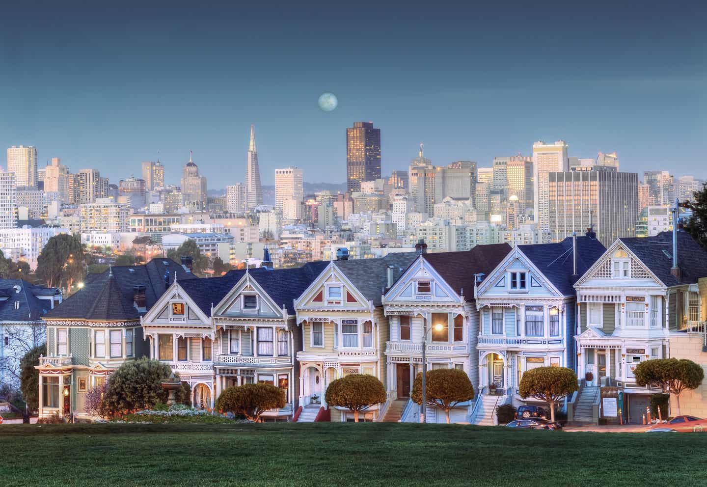 San Franciscos Sehenwürdigkeiten mit DERTOUR erleben. Die viktorianischen Painted-Ladies-Häuser unter dem Mond über Kalifornien